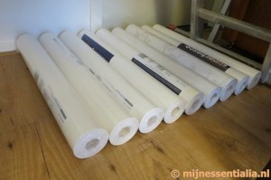 Het behang moet eerst gekcoht worden.