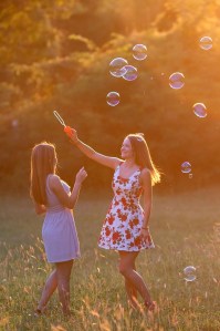 girls-3005705_1280 CROP